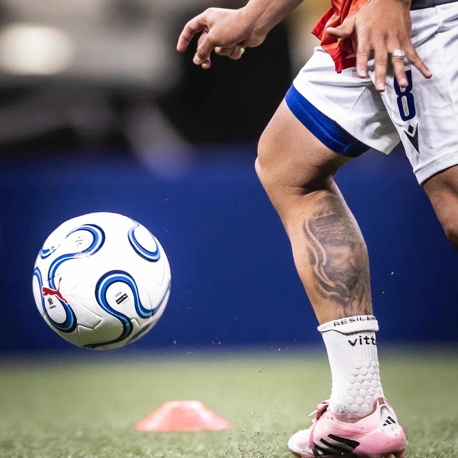 Jugador usando medias VITTA durante una acción de fútbol