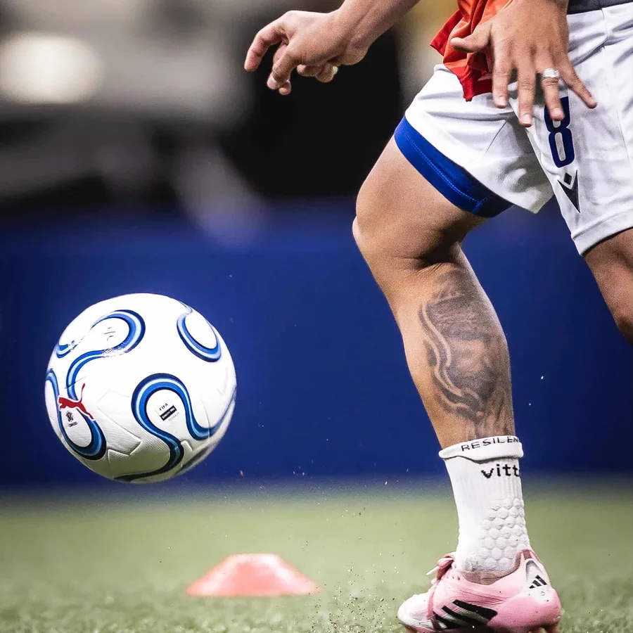 Detalle de media VITTA en uso durante fútbol