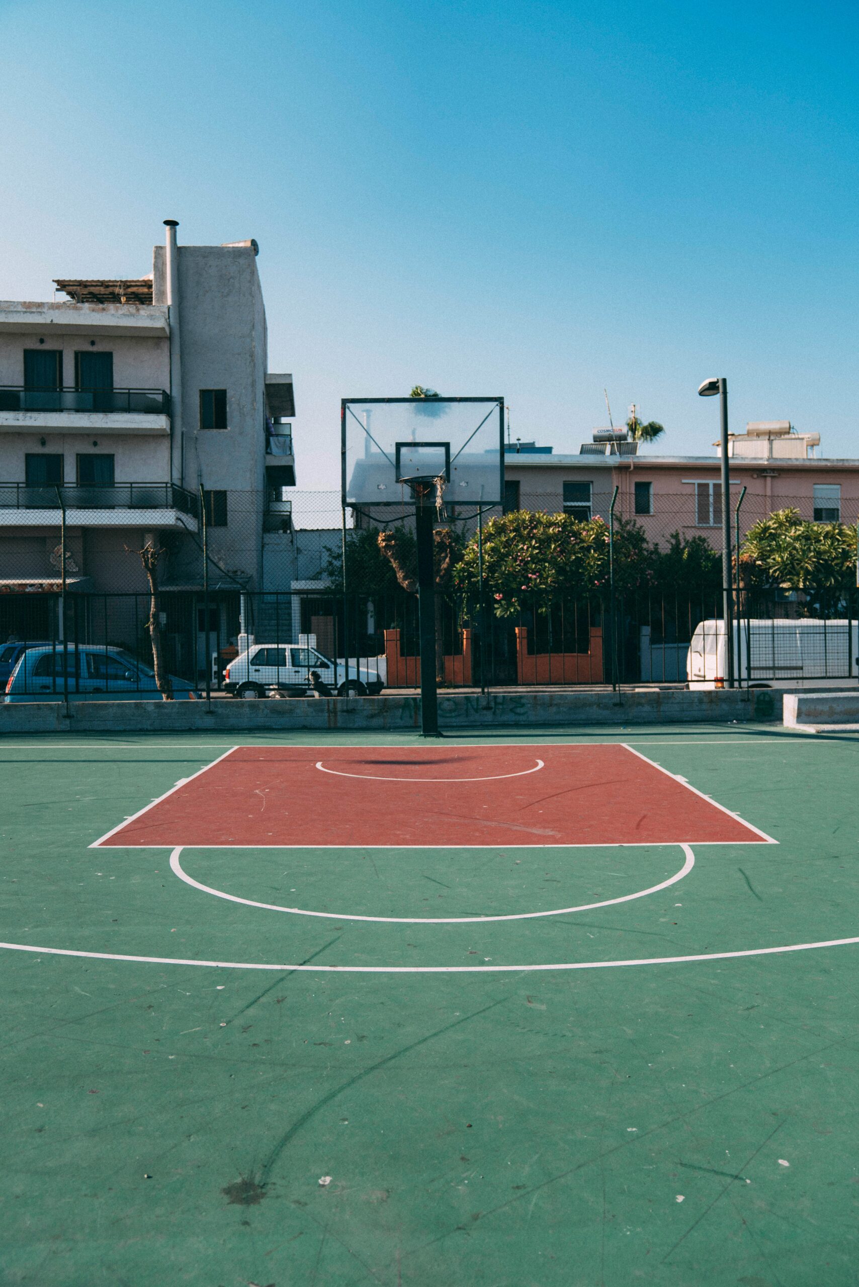 Balón de basket en cancha