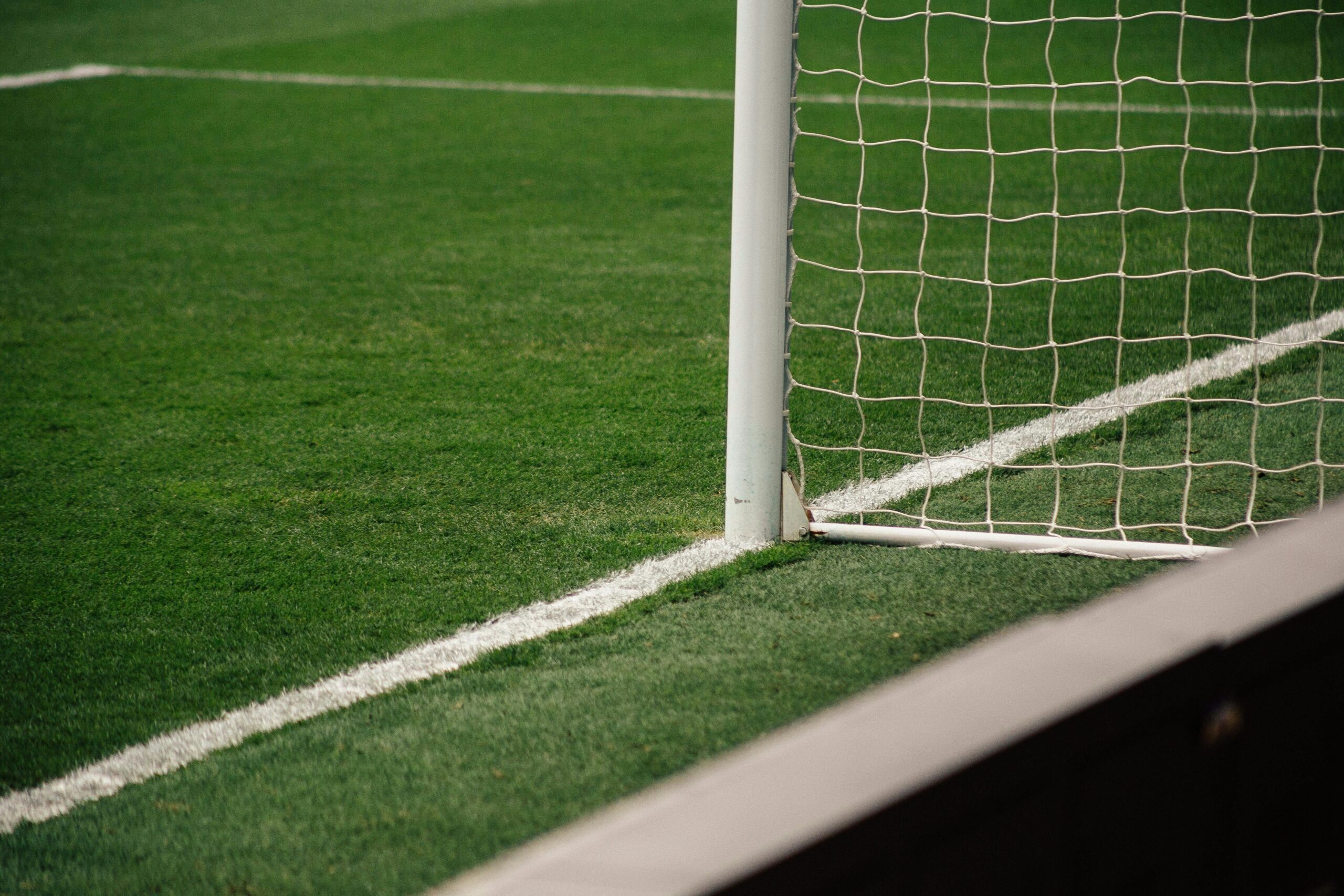 Piernas con medias de fútbol en cancha
