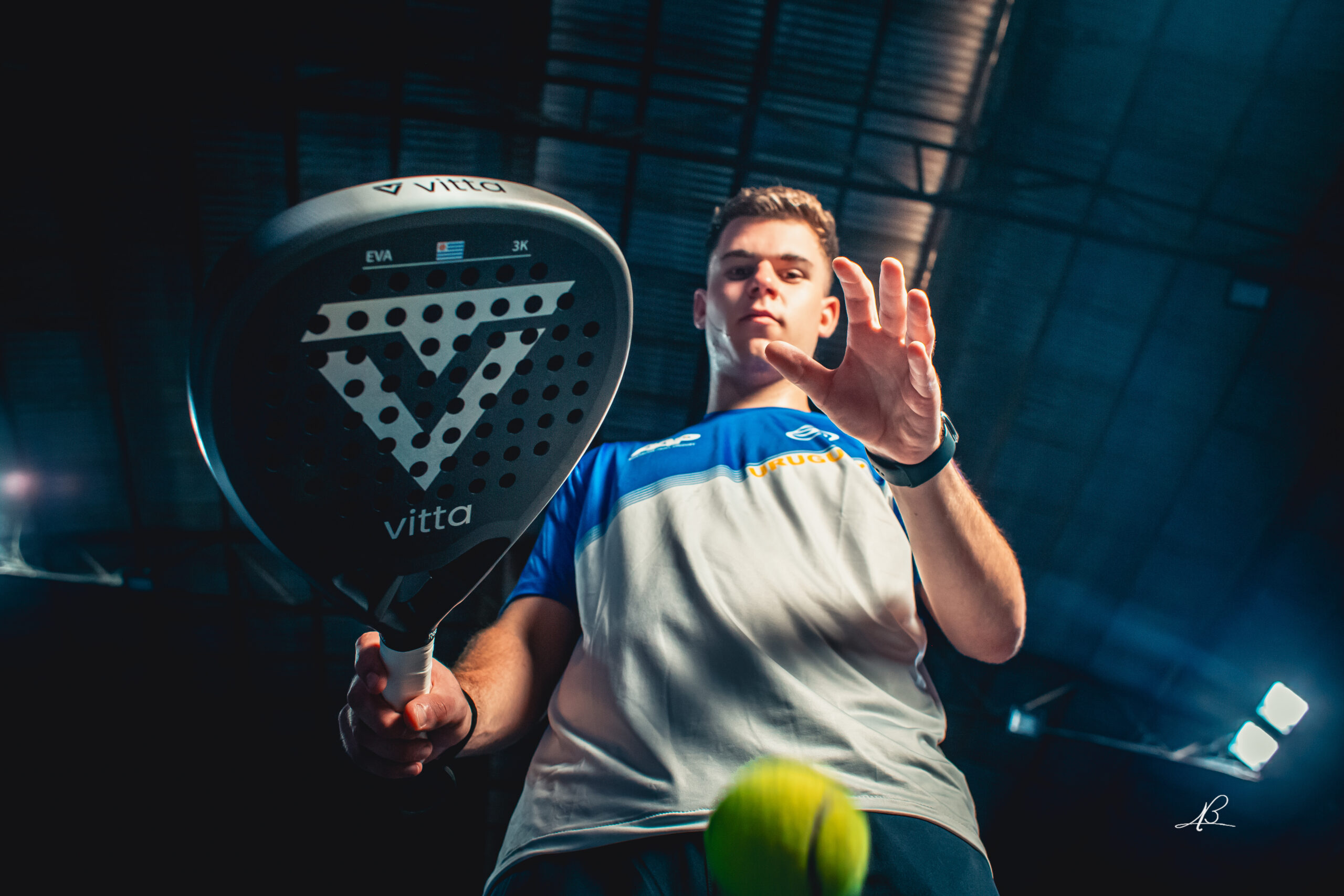 Jugador de pádel con raqueta